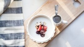 Makan yogurt secara teratur dapat membantu meningkatkan jumlah bakteri baik di usus Anda. (Pixabay.com/lpegasu)  