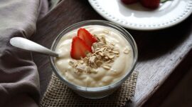 Konsumsi rutin yogurt dapat membantu mengurangi risiko infeksi usus yang disebabkan oleh bakteri berbahaya. (Pixabay.com/ponce_photography)  