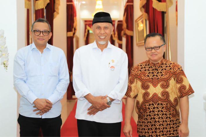 Foto : Ketua BNSP, Syamsi Hari, dan Gubernur Sumatera Barat, Mahyeldi, bersama Kadisnakertrans Nizam Ul Muluk membahas langkah konkret untuk meningkatkan sertifikasi kompetensi di Sumbar, (29/12/23). (Doc.Ist)