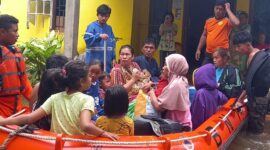 Tim Gabungan melakukan evakuasi warga yang terdampak banjir di Kabupaten Padang Pariaman, Sumatra Barat. (Dok. BPBD Kabupaten Padang Pariaman)